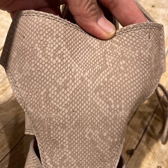 Lucky Brand Lanita Feather Gray Open Toe Block Heel Leather Sandals NWOB - Picture 11 of 11